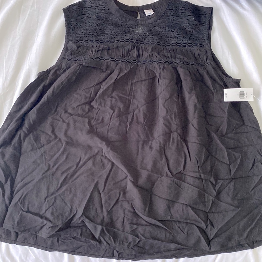 BRAND NEW. W/TAGS. SIZE MED. BLACK TANK TOP BLOUSE WITH COLLAR DETAIL.